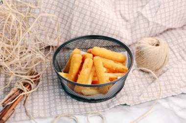 Lezzetli abur cubur tabağı, patates kızartması, soğan halkası, börek veya sosis. 