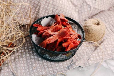 Lezzetli abur cubur tabağı, patates kızartması, soğan halkası, börek veya sosis. 