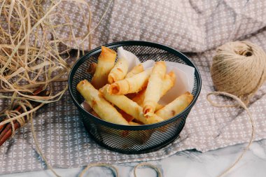 Lezzetli abur cubur tabağı, patates kızartması, soğan halkası, börek veya sosis. 