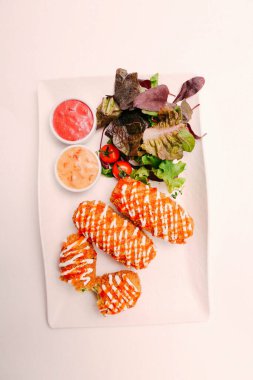 Biraz sebzeli somon pişirdim.