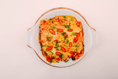 Lezzetli omlet ve kahvaltı tabağı masada..