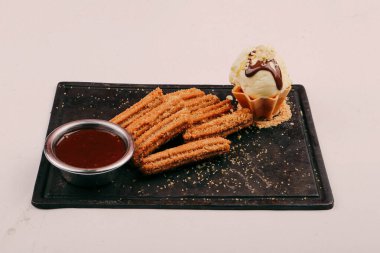 Çikolata soslu Churros.