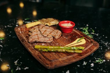 Taze ızgara biftek eti. 