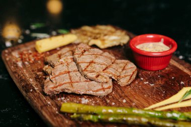 Taze ızgara biftek eti. 