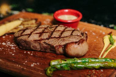 Taze ızgara biftek eti. 