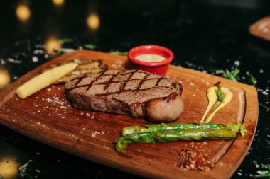 Taze ızgara biftek eti. 