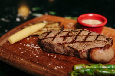 Taze ızgara biftek eti. 