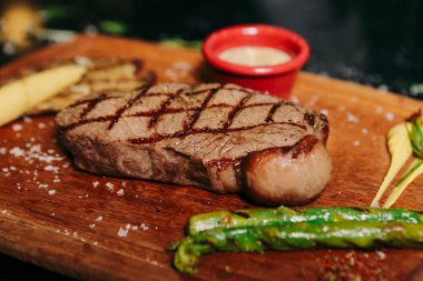 Taze ızgara biftek eti. 