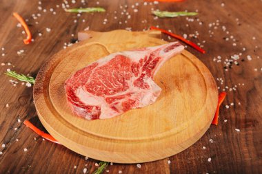 Büyük çiğ domuz eti pişirmeye hazır.