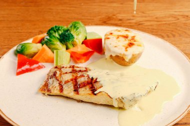 Masada lezzetli tavuk yemeği