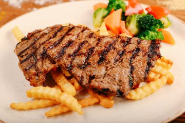 Taze ızgara biftek eti. 