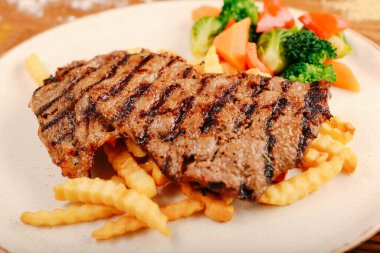 Taze ızgara biftek eti. 