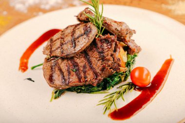 Taze ızgara biftek eti. 