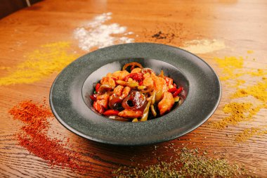 Masada köri soslu tavuk.