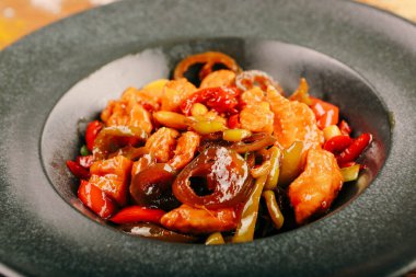 Masada köri soslu tavuk.