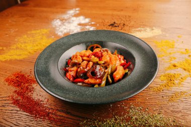 Masada köri soslu tavuk.