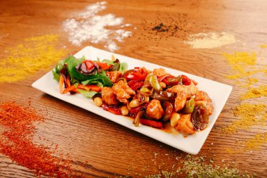 Masada köri soslu tavuk.