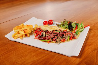 Et ve kahvaltı tabağıyla nefis omlet..