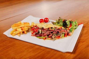 Et ve kahvaltı tabağıyla nefis omlet..