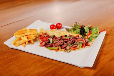 Et ve kahvaltı tabağıyla nefis omlet..