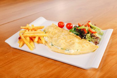 Lezzetli omlet ve kahvaltı tabağı masada..