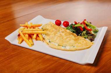 Lezzetli omlet ve kahvaltı tabağı masada..