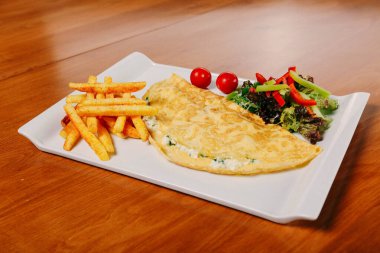 Lezzetli omlet ve kahvaltı tabağı masada..