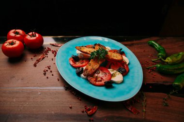 Taze salata tabağı ile karışık yeşillik