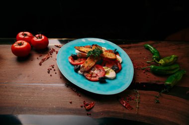 Taze salata tabağı ile karışık yeşillik