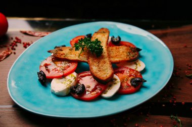 Taze salata tabağı ile karışık yeşillik