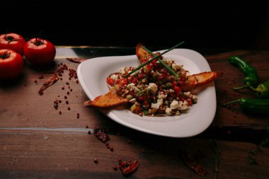 Taze salata tabağı ile karışık yeşillik