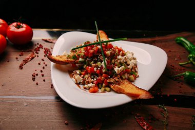 Taze salata tabağı ile karışık yeşillik