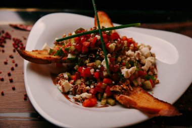 Taze salata tabağı ile karışık yeşillik