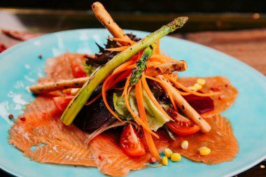 Biraz sebzeli somon pişirdim.