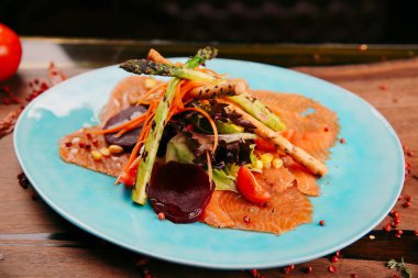 Biraz sebzeli somon pişirdim.