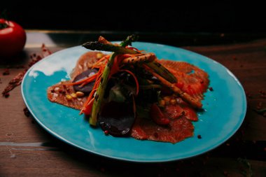 Biraz sebzeli somon pişirdim.