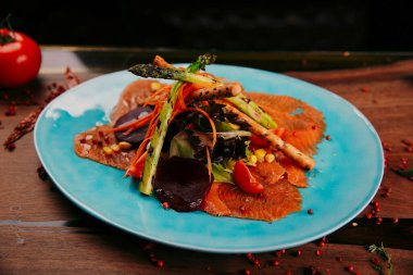 Biraz sebzeli somon pişirdim.