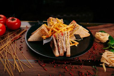 Masada nefis tavuklu sandviç.