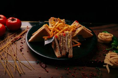 Masada nefis tavuklu sandviç.