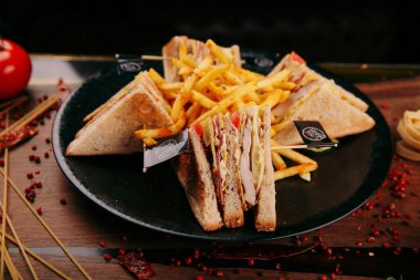 Masada nefis tavuklu sandviç.