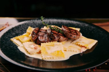 Taze ızgara biftek eti. 