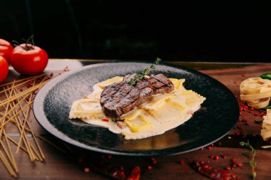 Taze ızgara biftek eti. 