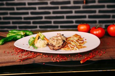 Taze ızgara biftek eti. 