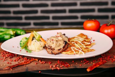 Taze ızgara biftek eti. 