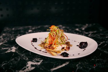 Masada lezzetli tavuk yemeği