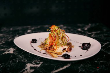 Masada lezzetli tavuk yemeği