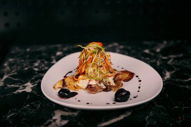 Masada lezzetli tavuk yemeği