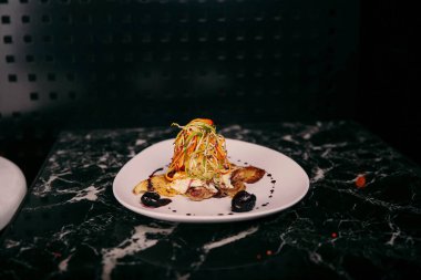 Masada lezzetli tavuk yemeği