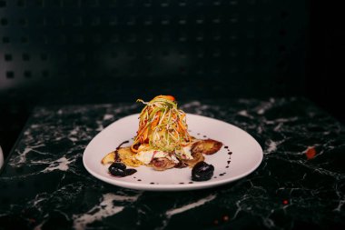 Masada köri soslu tavuk.