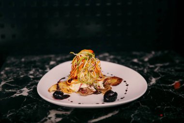 Masada köri soslu tavuk.